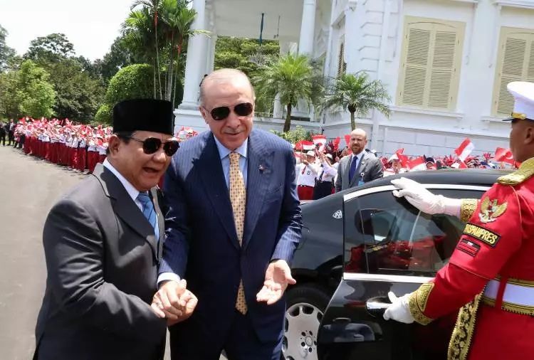 Asya turunun 2. durağı! Cumhurbaşkanı Erdoğan Endonezya'da büyük bir coşkuyla karşılandı... Görüntüler ''Böyle karşılama görülmedi'' dedirtti 2