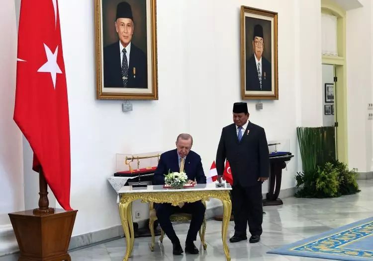 Asya turunun 2. durağı! Cumhurbaşkanı Erdoğan Endonezya'da büyük bir coşkuyla karşılandı... Görüntüler ''Böyle karşılama görülmedi'' dedirtti 15