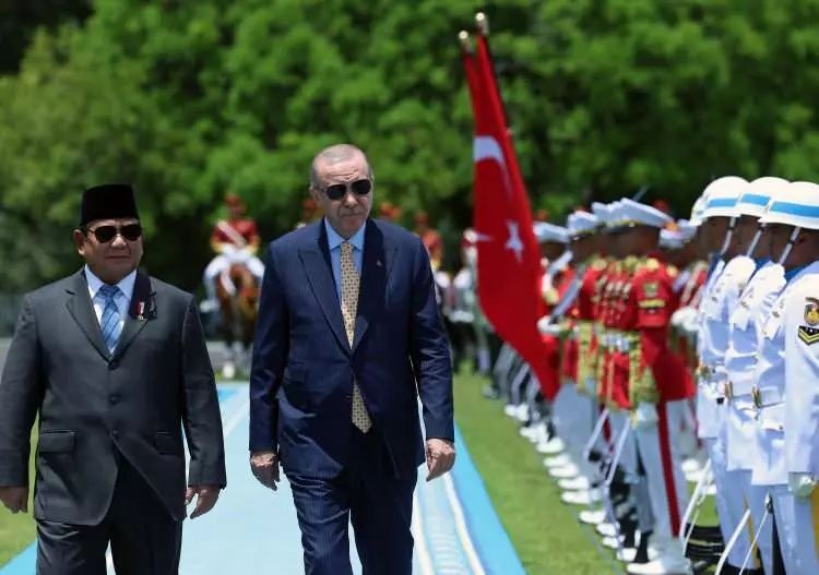 Asya turunun 2. durağı! Cumhurbaşkanı Erdoğan Endonezya'da büyük bir coşkuyla karşılandı... Görüntüler ''Böyle karşılama görülmedi'' dedirtti 19