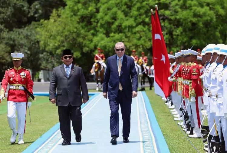 Asya turunun 2. durağı! Cumhurbaşkanı Erdoğan Endonezya'da büyük bir coşkuyla karşılandı... Görüntüler ''Böyle karşılama görülmedi'' dedirtti 20