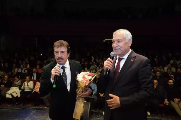 Adana'da Ferdi Tayfur için anma töreni düzenlendi! Hayranları hep birlikte 'Hatıran Yeter' şarkısını söyledi 3