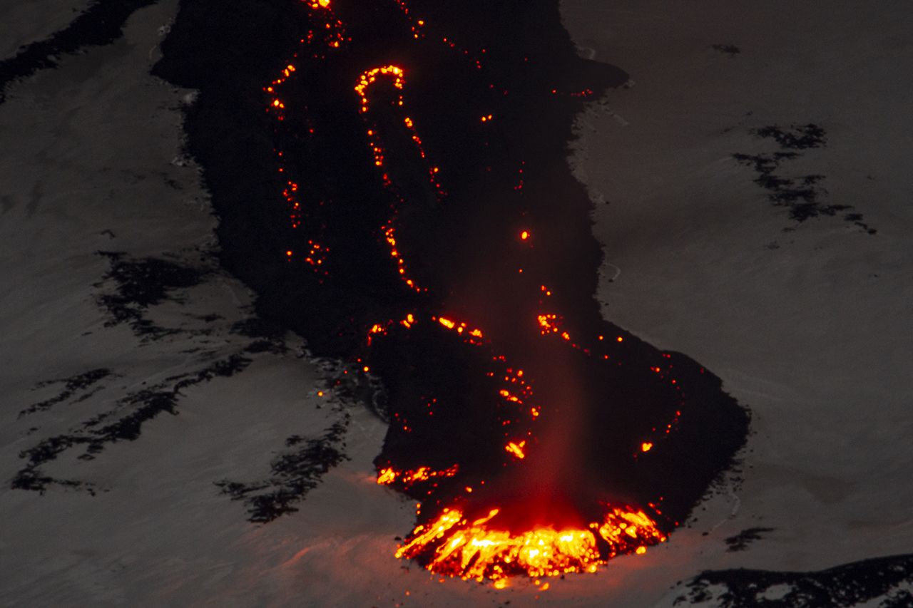 Etna Yanardağı harekete geçti! Lav ve kül bulutları gökyüzünü kapladı! Kabus geri döndü! 7