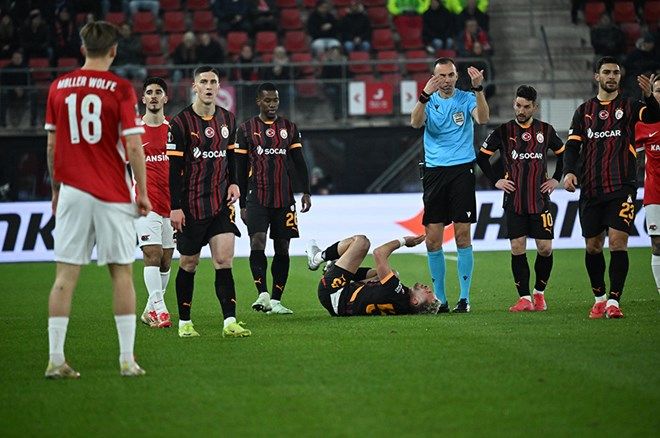 AZ Alkmaar maçı sonrası Okan Buruk'u adeta ateş püskürdü: Bu kadar karışıklık hayatımda görmedim, resmen aşure yaptı bugün Okan Hoca! 2