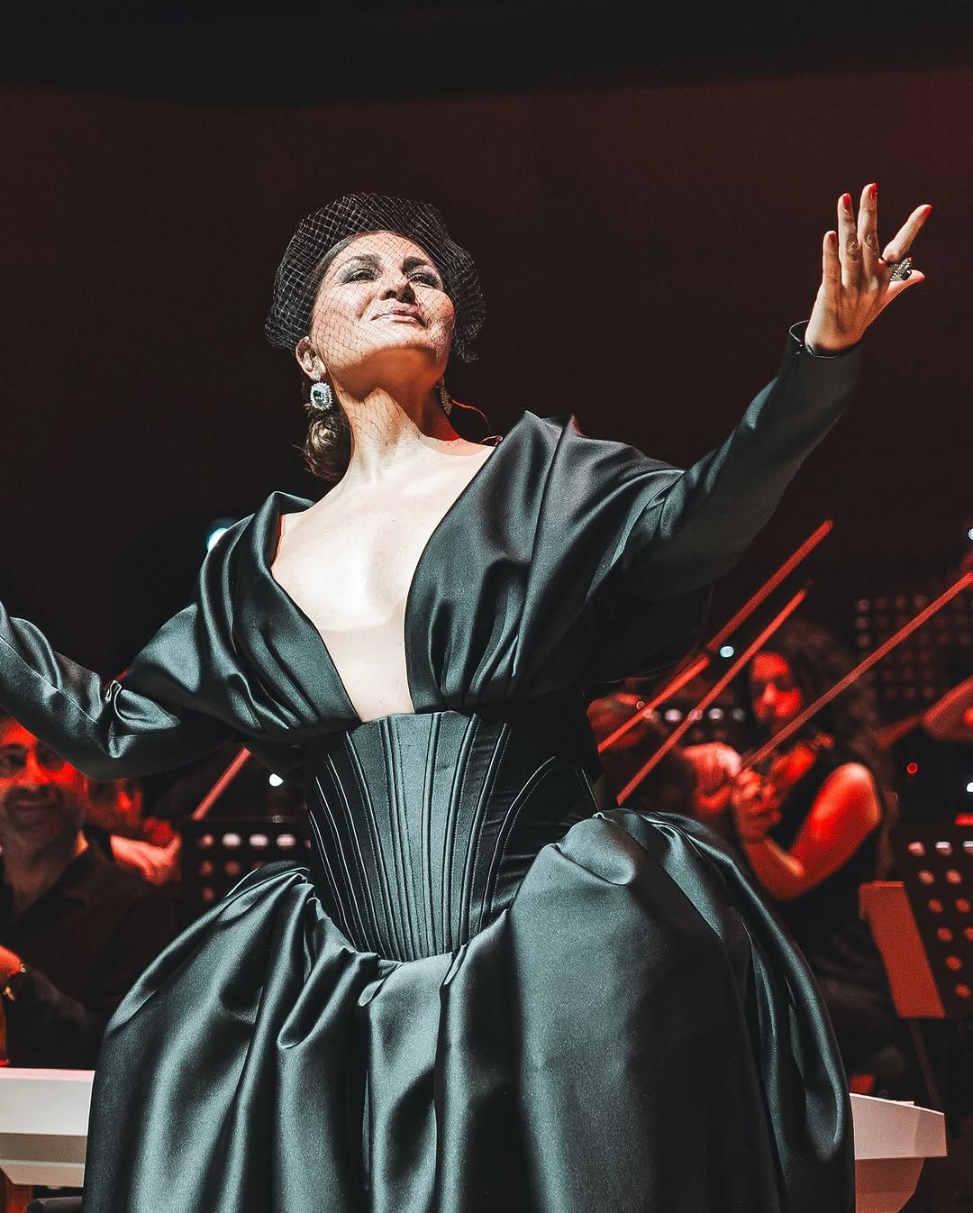 Sibel Can'a Lady Gaga benzetmesi! Kıyafetleri alay konusu oldu 1