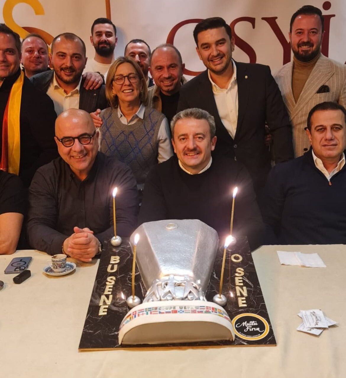 Galatasaray'da herkesi şaşkına çeviren olay! "İstifa tehdidinde bulunan beceriksiz yönetici, yol geçen hanına dönen takım kampı... İlk 11 sızsa ne olur!" 2
