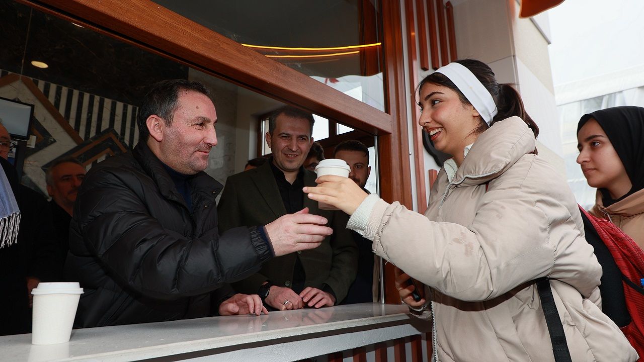 Sultanbeyli’de Aydos Kafe açıldı, ilk kahveleri Başkan Ali Tombaş ikram etti 3