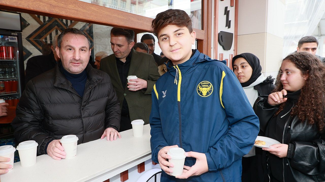 Sultanbeyli’de Aydos Kafe açıldı, ilk kahveleri Başkan Ali Tombaş ikram etti 4
