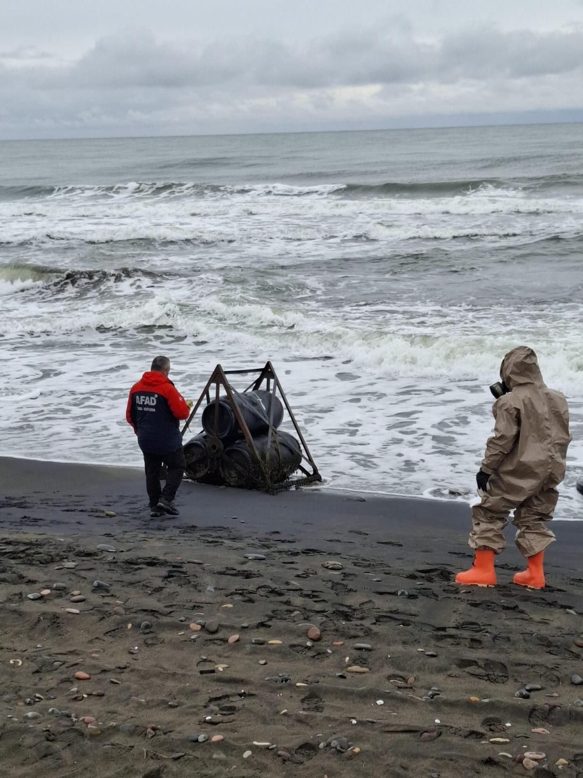 Ordu sahilinde kimyasal alarm! Kıyıya vuran gizemli variller panik yarattı 3