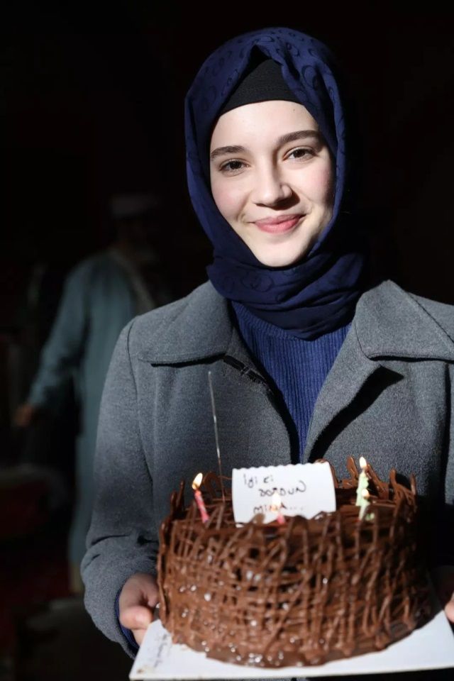 Kızıl Goncalar'ın Zeynep'i Mina Demirtaş 17 yaşına girdi: Yeni yaşını sette kutladı 2
