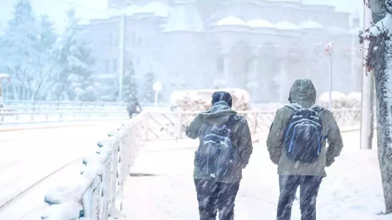 Kış ağır geçiyor! Pek çok kentte yoğun kar yağışı sebebiyle okullar tatil edildi 2