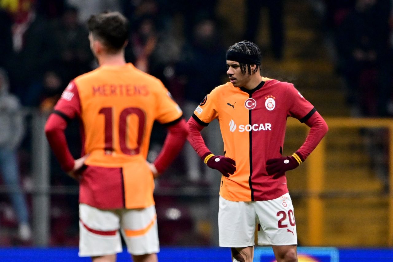 Galatasaray'da Carlos Cuesta ve Elias Jelert'e çok ağır sözler: "Bu adamları çok aradınız mı? Büyük takımda oynayacak kapasiteleri yok" 6