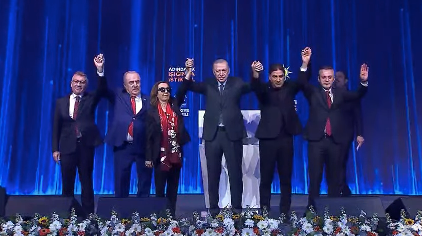 Tarihi kongrede AK Parti'ye yeni isimler katıldı! Rozetlerini Cumhurbaşkanı Erdoğan bizzat taktı... 1