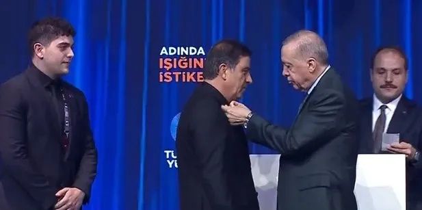 Tarihi kongrede AK Parti'ye yeni isimler katıldı! Rozetlerini Cumhurbaşkanı Erdoğan bizzat taktı... 2