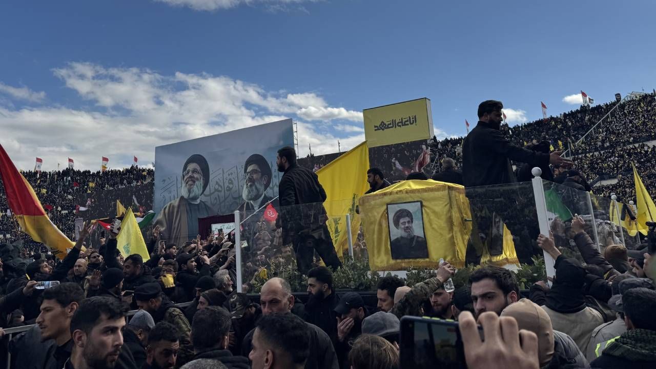 Nasrallah ve Safiyuddin'e veda; Lübnan'daki cenazeye yüz binler katıldı 11