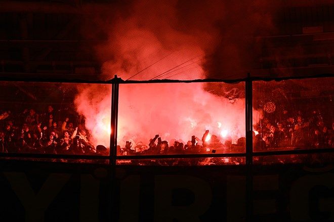 Dev derbide korkutan anlar: Tribünler bir anda yangın yerine döndü! 10