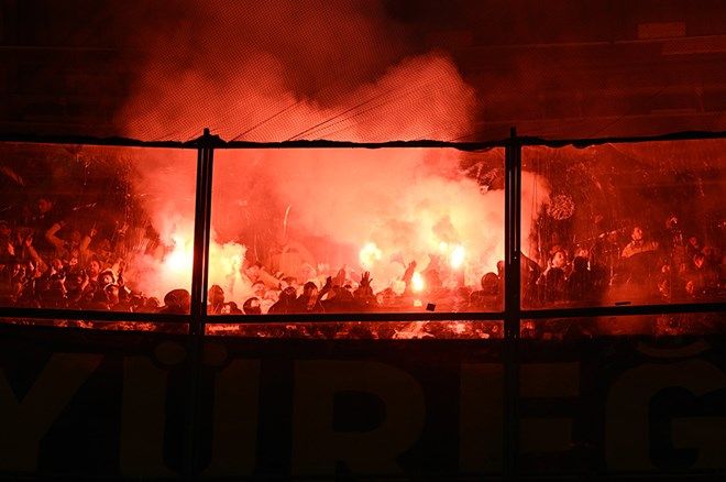 Dev derbide korkutan anlar: Tribünler bir anda yangın yerine döndü! 11