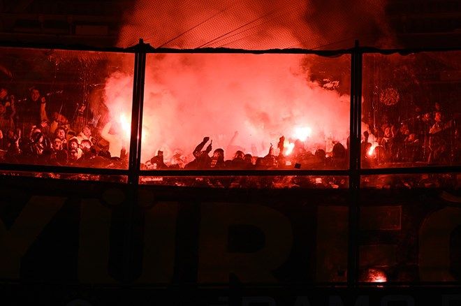 Dev derbide korkutan anlar: Tribünler bir anda yangın yerine döndü! 12
