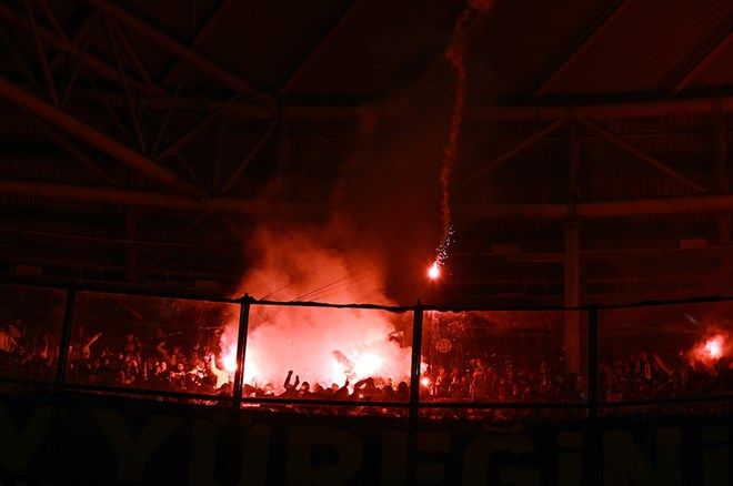 Dev derbide korkutan anlar: Tribünler bir anda yangın yerine döndü! 13