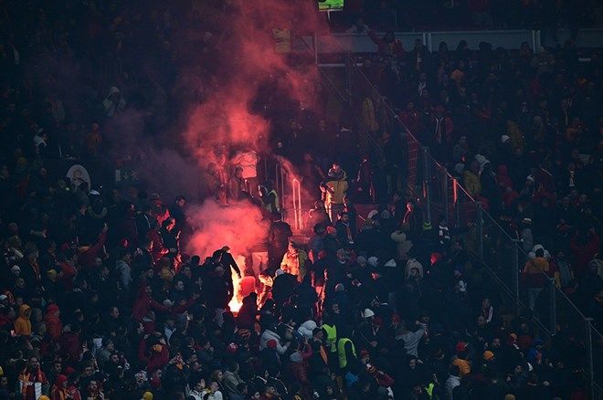 Dev derbide korkutan anlar: Tribünler bir anda yangın yerine döndü! 14