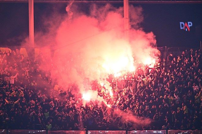 Dev derbide korkutan anlar: Tribünler bir anda yangın yerine döndü! 2