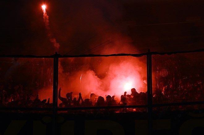 Dev derbide korkutan anlar: Tribünler bir anda yangın yerine döndü! 3
