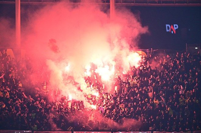 Dev derbide korkutan anlar: Tribünler bir anda yangın yerine döndü! 4