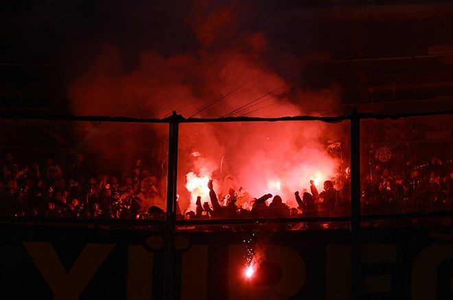 Dev derbide korkutan anlar: Tribünler bir anda yangın yerine döndü! 5
