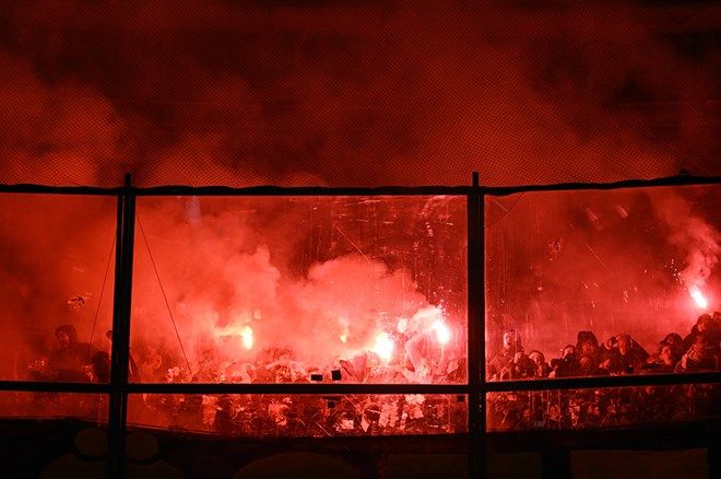 Dev derbide korkutan anlar: Tribünler bir anda yangın yerine döndü! 6