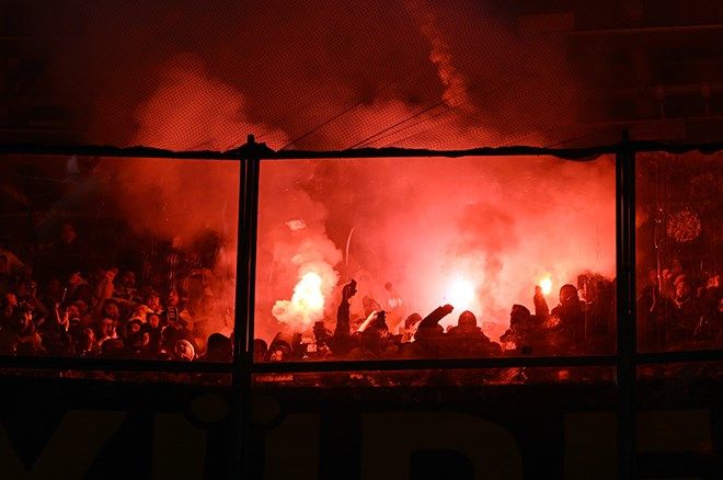 Dev derbide korkutan anlar: Tribünler bir anda yangın yerine döndü! 7