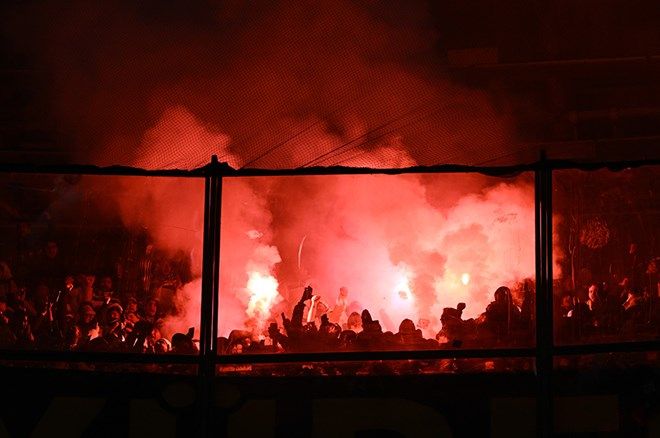 Dev derbide korkutan anlar: Tribünler bir anda yangın yerine döndü! 8