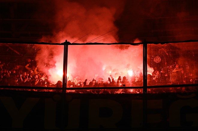 Dev derbide korkutan anlar: Tribünler bir anda yangın yerine döndü! 9