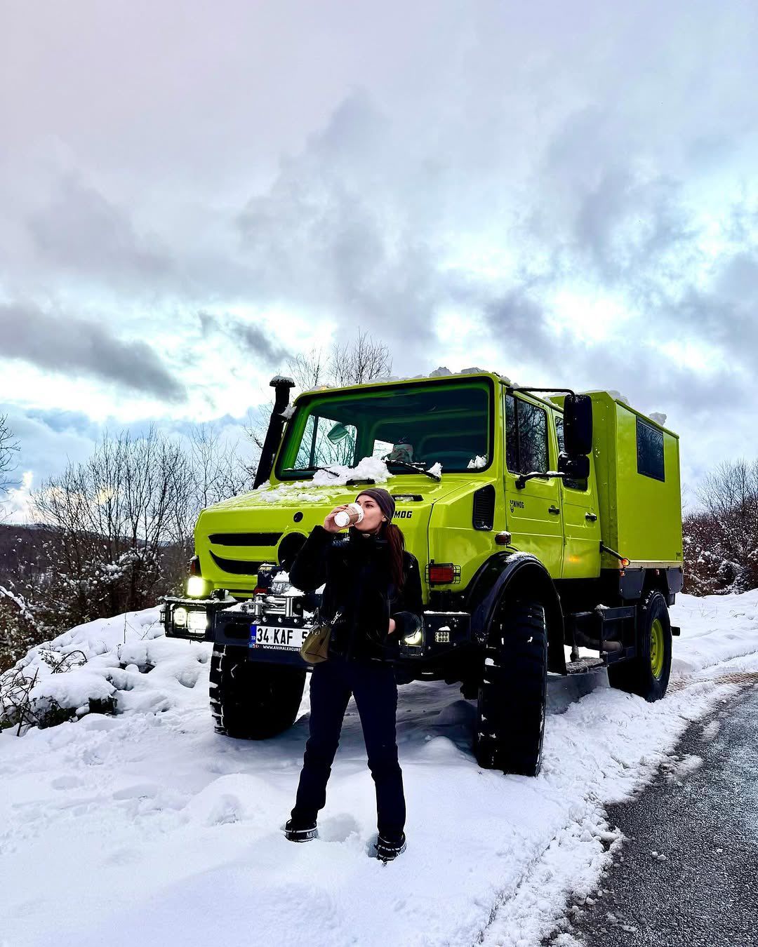 Fahriye Evcen'in 4x4 arazi tipi aracı çöp kamyonuna benzetildi! Fiyatı dudak uçuklattı 5