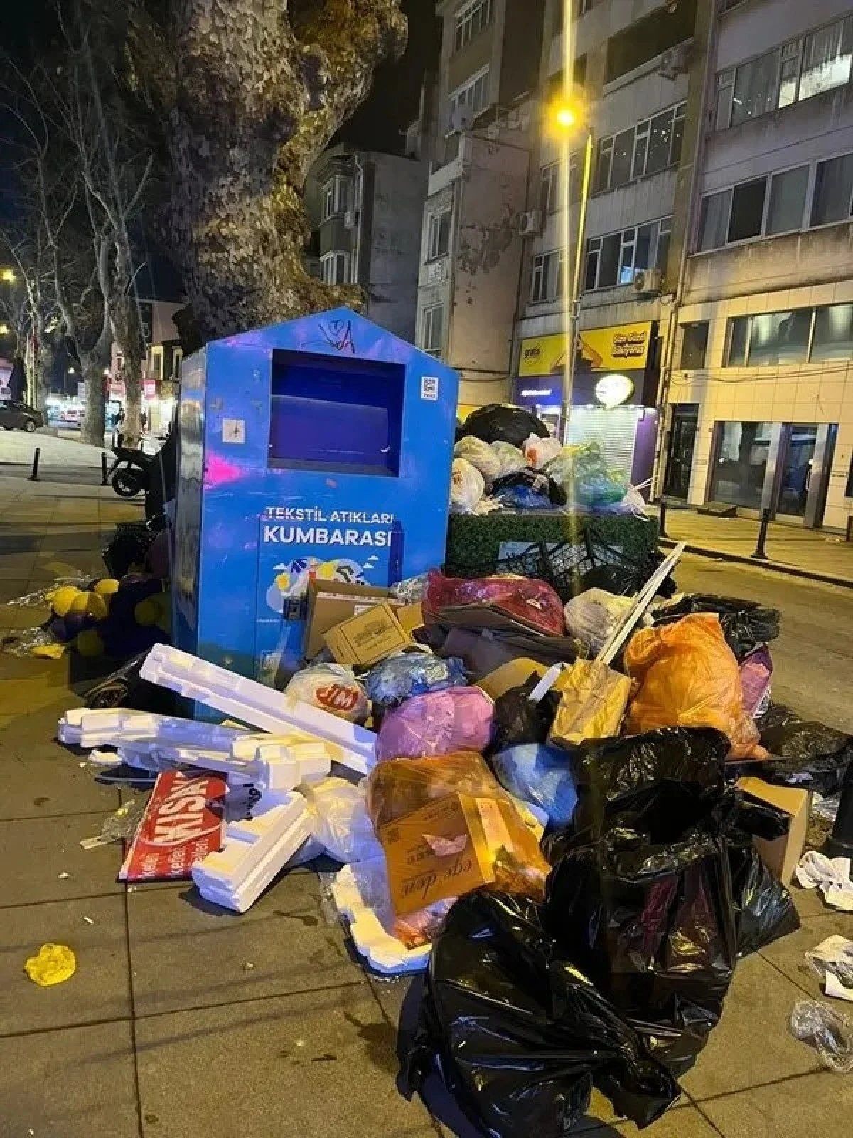 CHP'li Beşiktaş Belediyesi aylardır maaşları ödemiyor: İşçiler grevde! Sokaklarda çöp dağları oluştu! 2