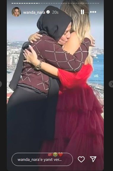 İstanbul'da yılın kadını ödülünü almasına tepki yağmıştı! Kadın hayranı Wanda Nara'yı omzundan öptü 2