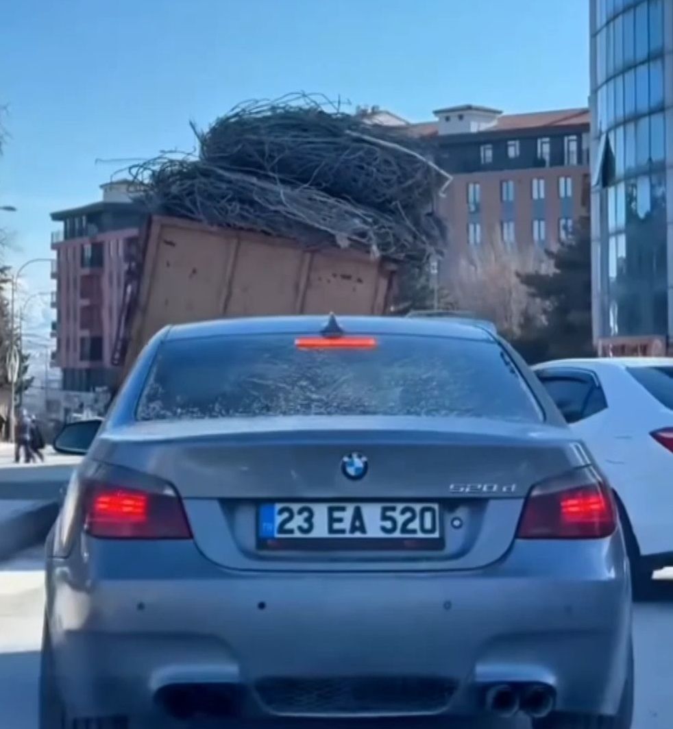 Trafikte hurda yüklü kamyonet kabusu! Devrilme tehlikesi geçirdi! Korku dolu anlar kamerada! 1