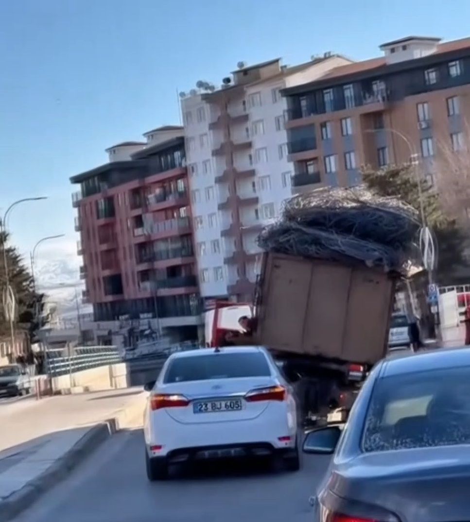 Trafikte hurda yüklü kamyonet kabusu! Devrilme tehlikesi geçirdi! Korku dolu anlar kamerada! 2