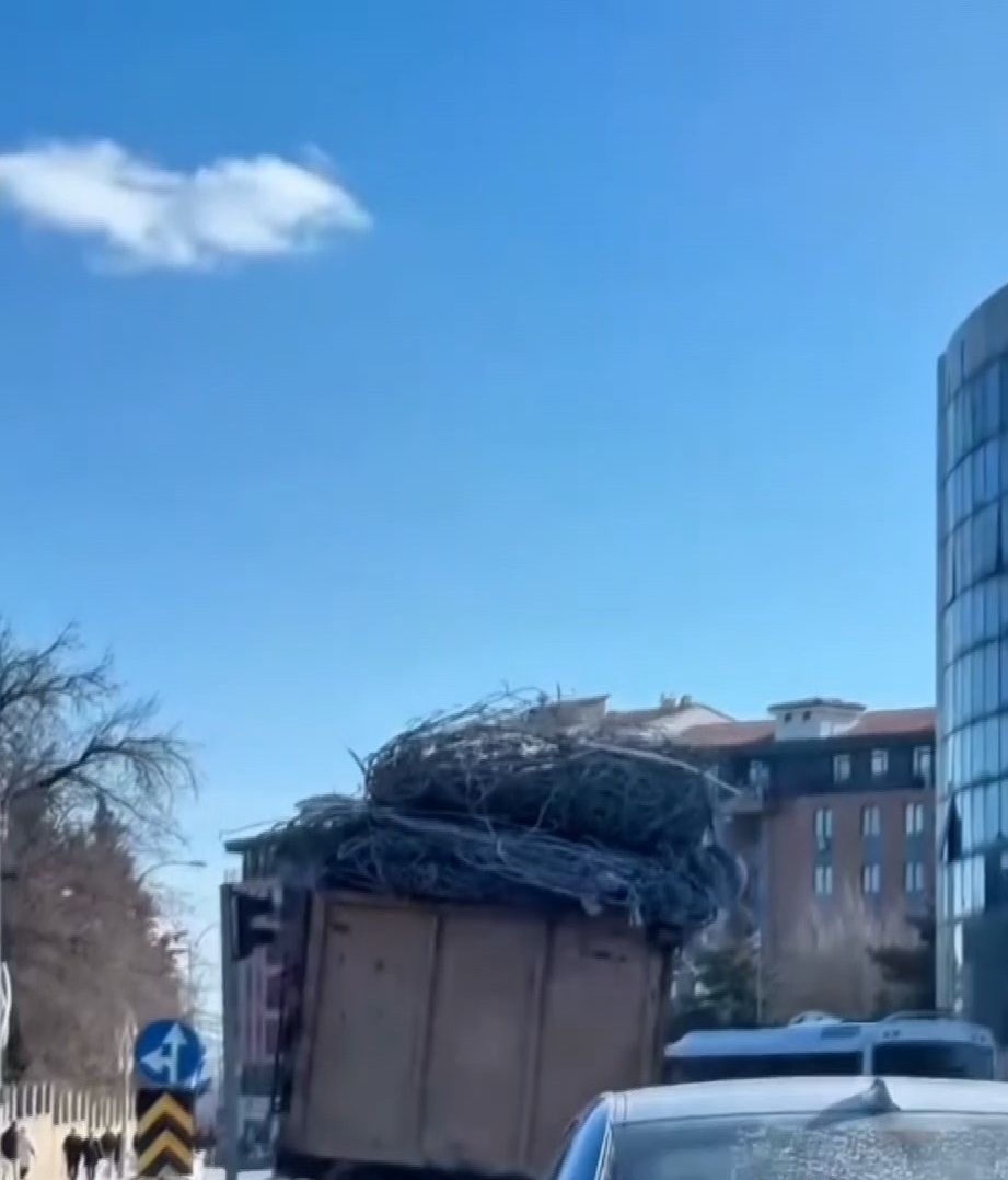 Trafikte hurda yüklü kamyonet kabusu! Devrilme tehlikesi geçirdi! Korku dolu anlar kamerada! 3