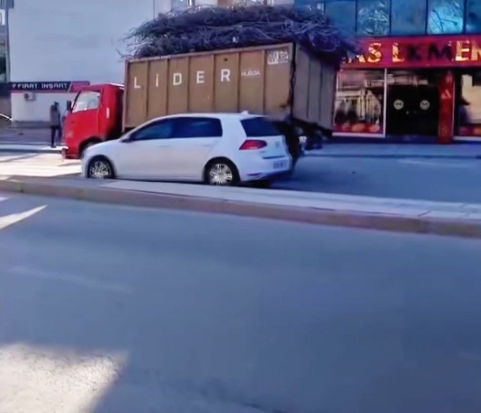 Trafikte hurda yüklü kamyonet kabusu! Devrilme tehlikesi geçirdi! Korku dolu anlar kamerada! 4