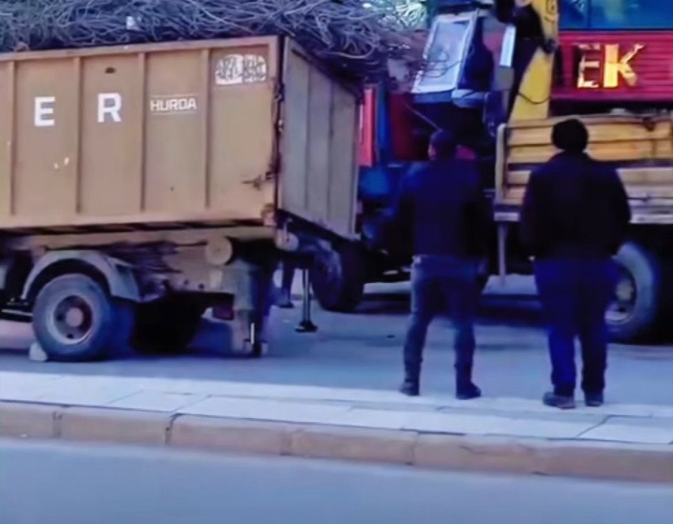 Trafikte hurda yüklü kamyonet kabusu! Devrilme tehlikesi geçirdi! Korku dolu anlar kamerada! 5