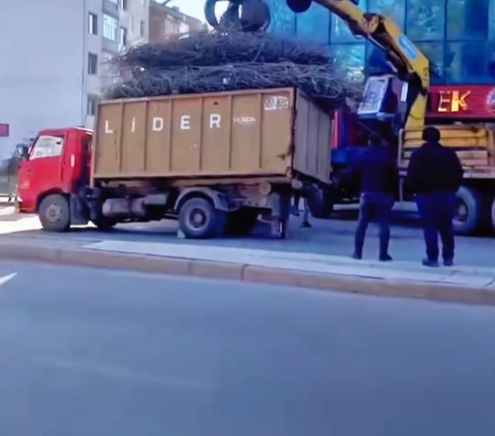 Trafikte hurda yüklü kamyonet kabusu! Devrilme tehlikesi geçirdi! Korku dolu anlar kamerada! 6