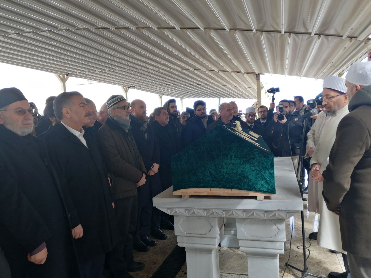 Hattatların Reisi Hasan Çelebi son yolculuğuna uğurlandı 4