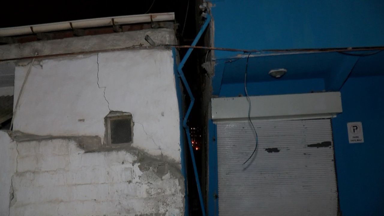 Gaziosmanpaşa kentsel dönüşüm bölgesinde inşaat nedeniyle yol çöktü, duvarları çatlayan 4 bina boşaltıldı 1