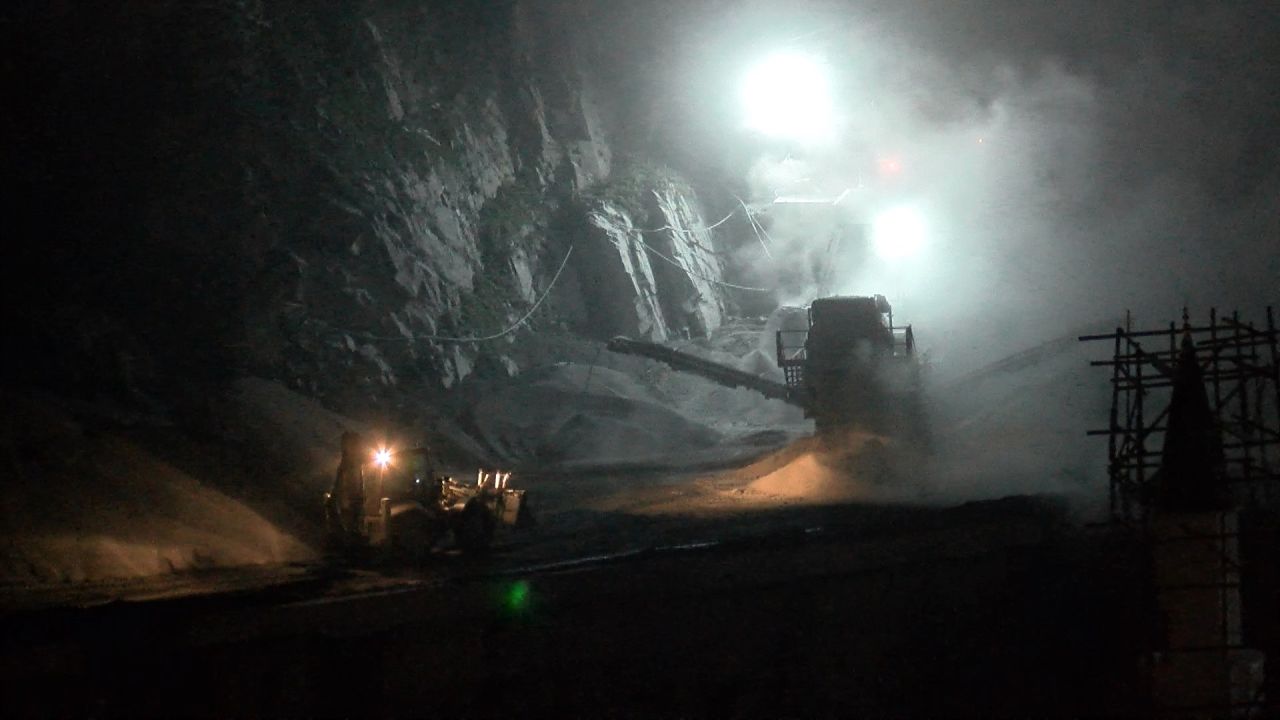 Gaziosmanpaşa kentsel dönüşüm bölgesinde inşaat nedeniyle yol çöktü, duvarları çatlayan 4 bina boşaltıldı 2