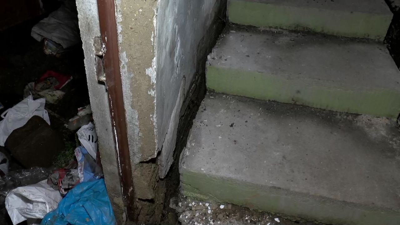 Gaziosmanpaşa kentsel dönüşüm bölgesinde inşaat nedeniyle yol çöktü, duvarları çatlayan 4 bina boşaltıldı 3