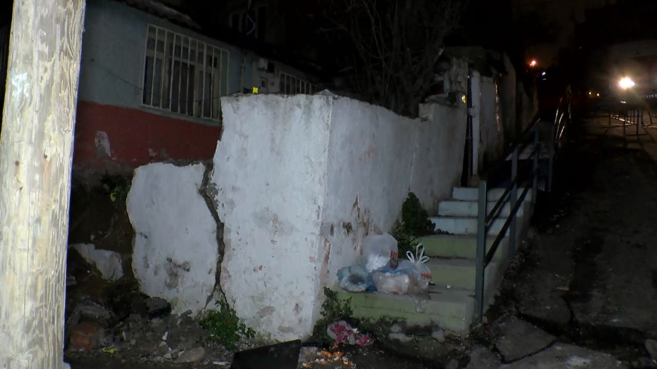 Gaziosmanpaşa kentsel dönüşüm bölgesinde inşaat nedeniyle yol çöktü, duvarları çatlayan 4 bina boşaltıldı 5
