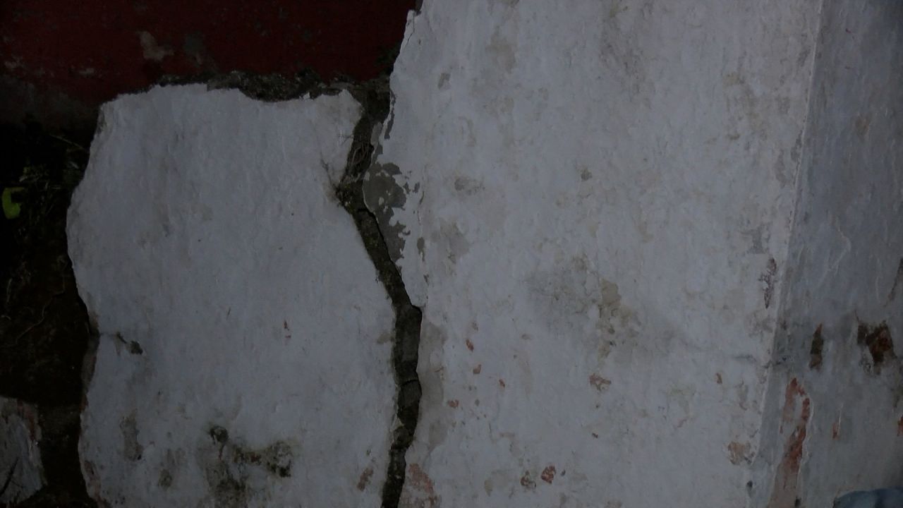 Gaziosmanpaşa kentsel dönüşüm bölgesinde inşaat nedeniyle yol çöktü, duvarları çatlayan 4 bina boşaltıldı 4