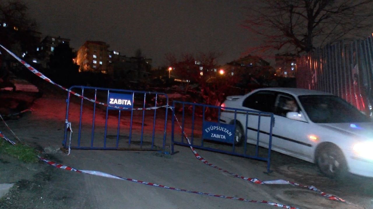 Gaziosmanpaşa kentsel dönüşüm bölgesinde inşaat nedeniyle yol çöktü, duvarları çatlayan 4 bina boşaltıldı 6