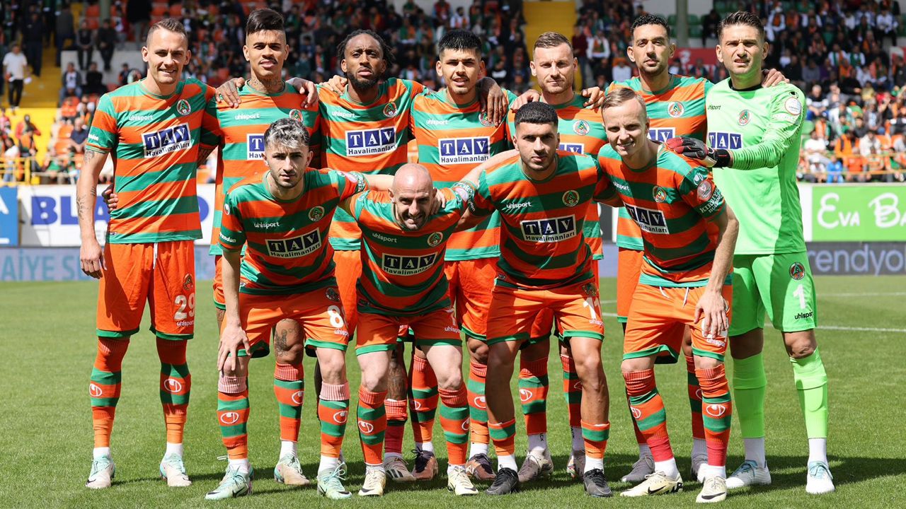 Süper Lig'de şubat ayı seyirci ortalamaları açıklandı: Zirvenin sahibi Galatasaray! Göztepe'nin tribünleri dikkat çekti 9