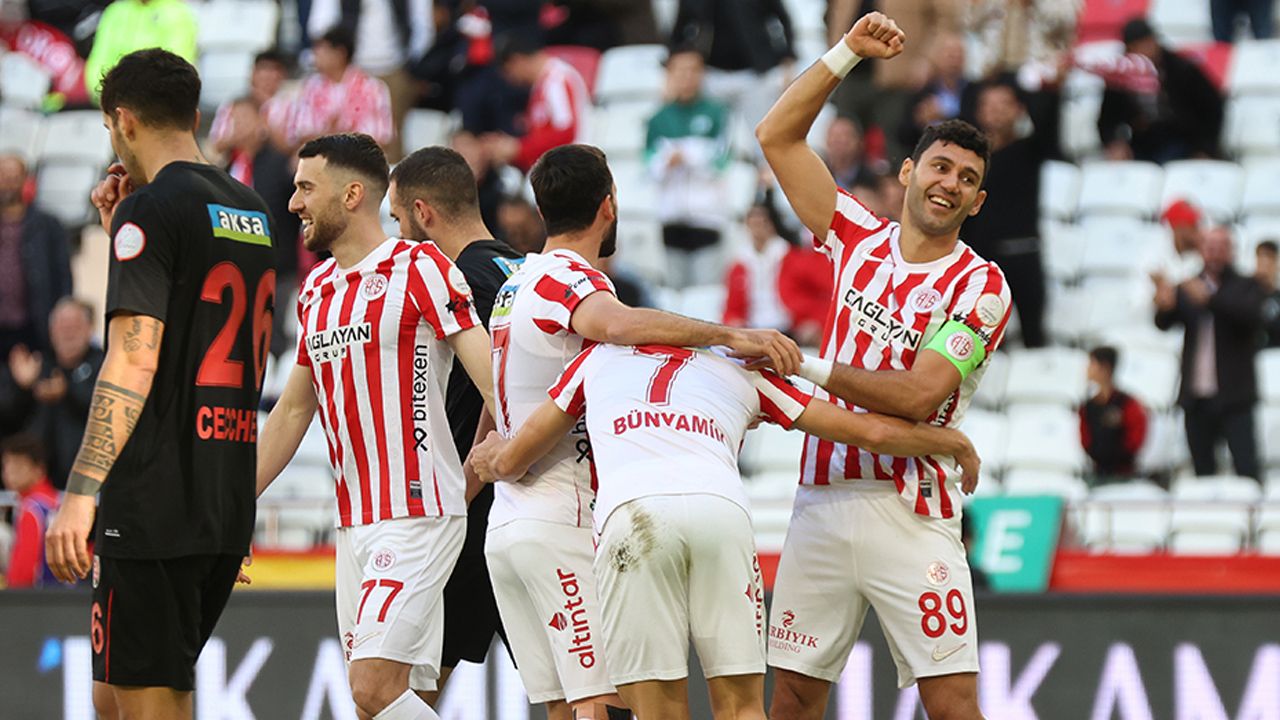 Süper Lig'de şubat ayı seyirci ortalamaları açıklandı: Zirvenin sahibi Galatasaray! Göztepe'nin tribünleri dikkat çekti 10