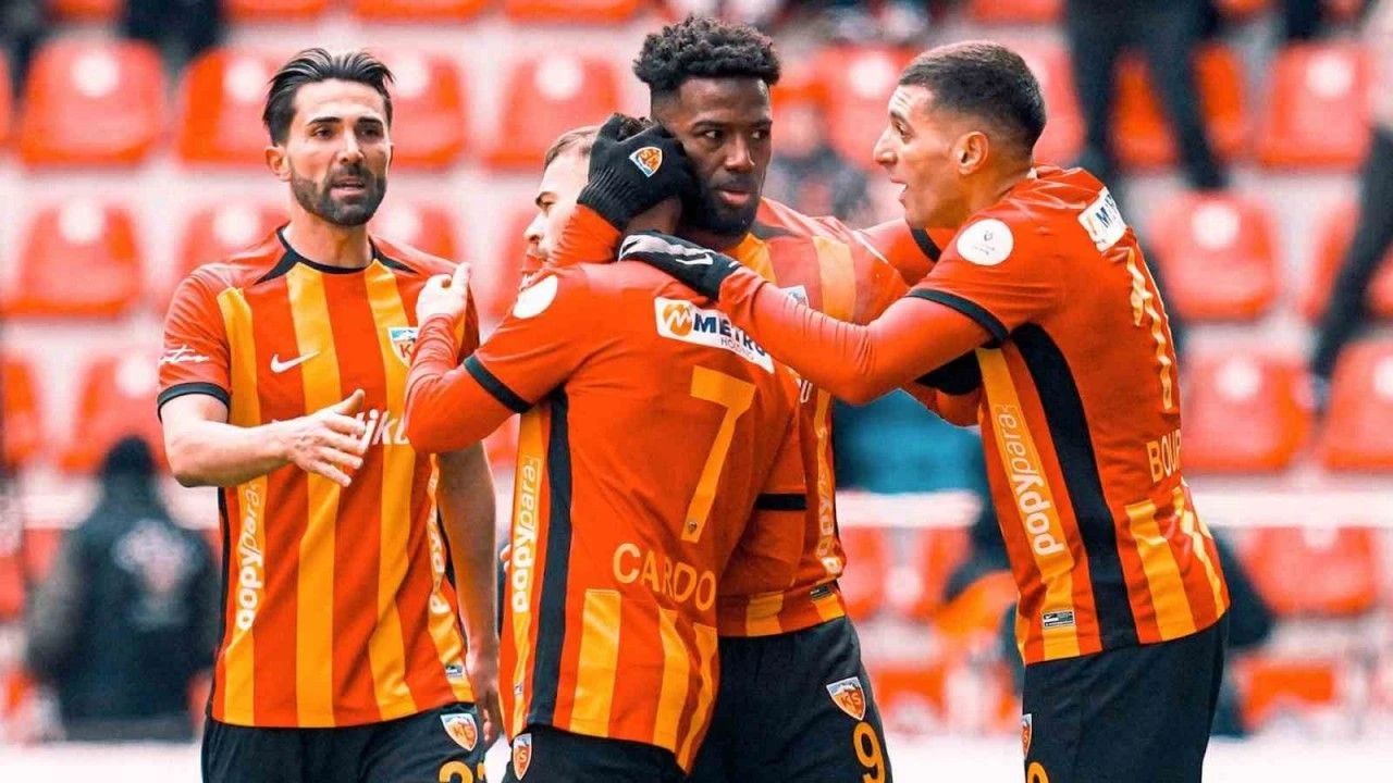 Süper Lig'de şubat ayı seyirci ortalamaları açıklandı: Zirvenin sahibi Galatasaray! Göztepe'nin tribünleri dikkat çekti 12